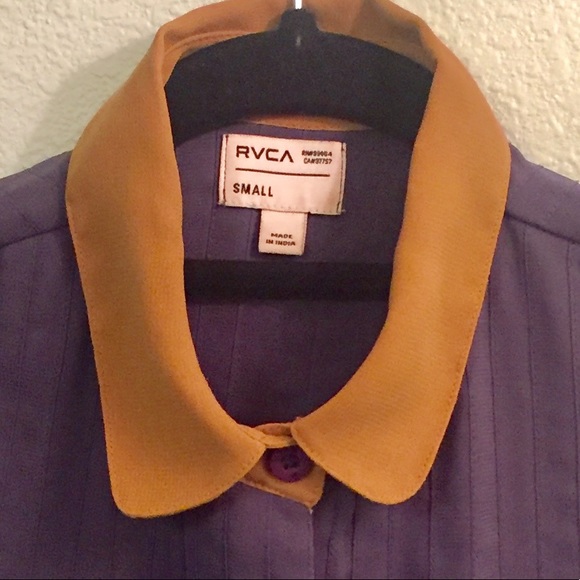 Rvca Racerback pleated Top. - Picture 2 of 4